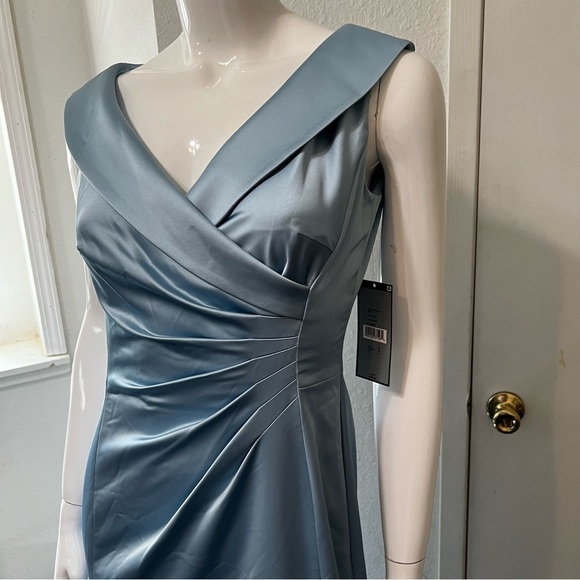 New Tahari Ice Blue Satin Sleeveless Gown - Picture 3 of 9
